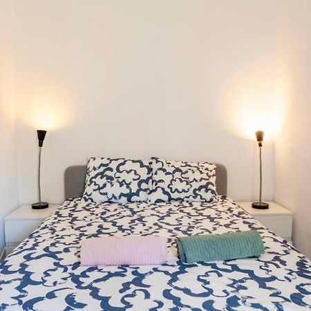 2 Bedroom Apartment For 4 People With Free Public Parking Lisboa Extérieur photo