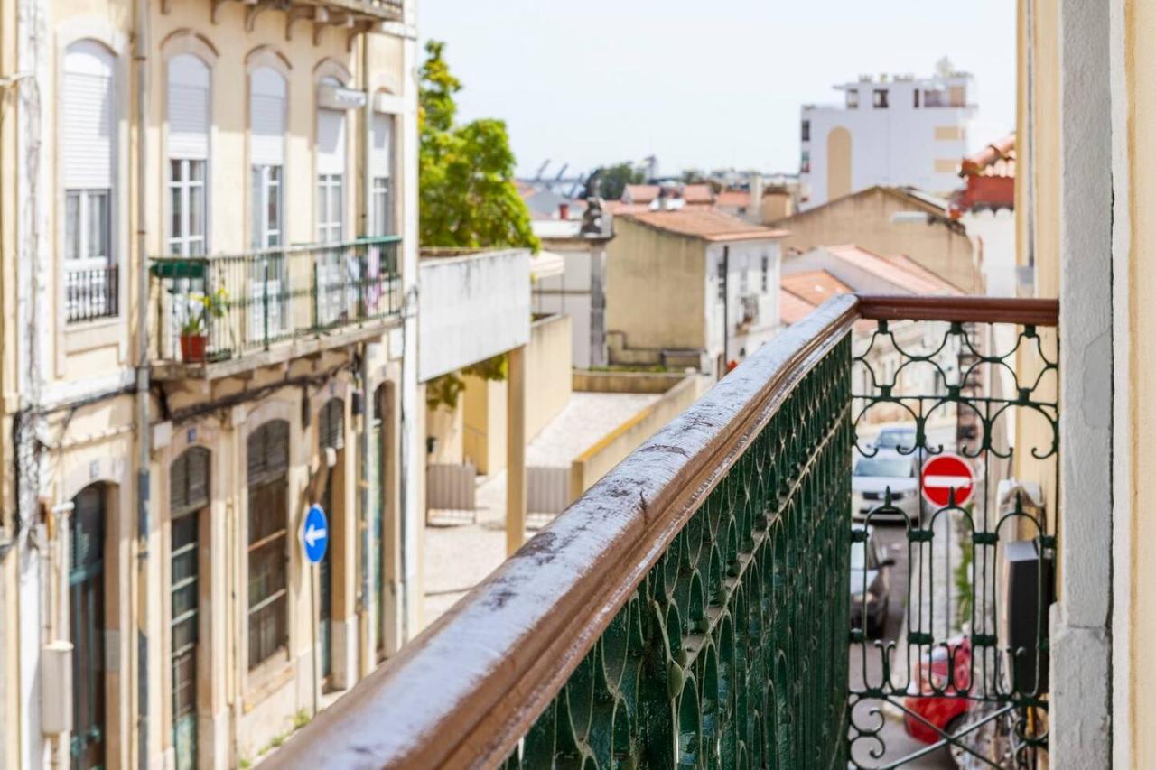 2 Bedroom Apartment For 4 People With Free Public Parking Lisboa Extérieur photo